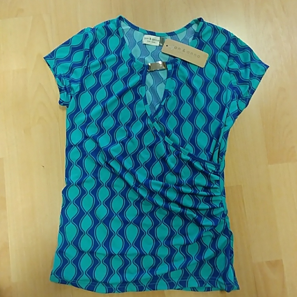 Jon & Anna Keyhole Neck Ruched Top - Picture 7 of 8